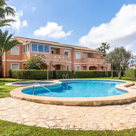De Diseno Reformado Con Piscina Y Jardin Dénia