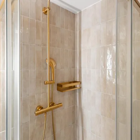 De Diseno Reformado Con Piscina Y Jardin *